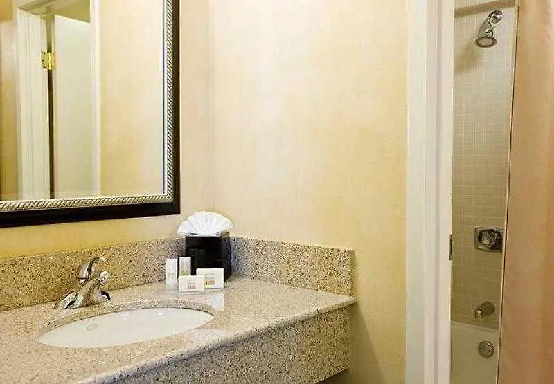 Courtyard By Marriott Denver Central Park